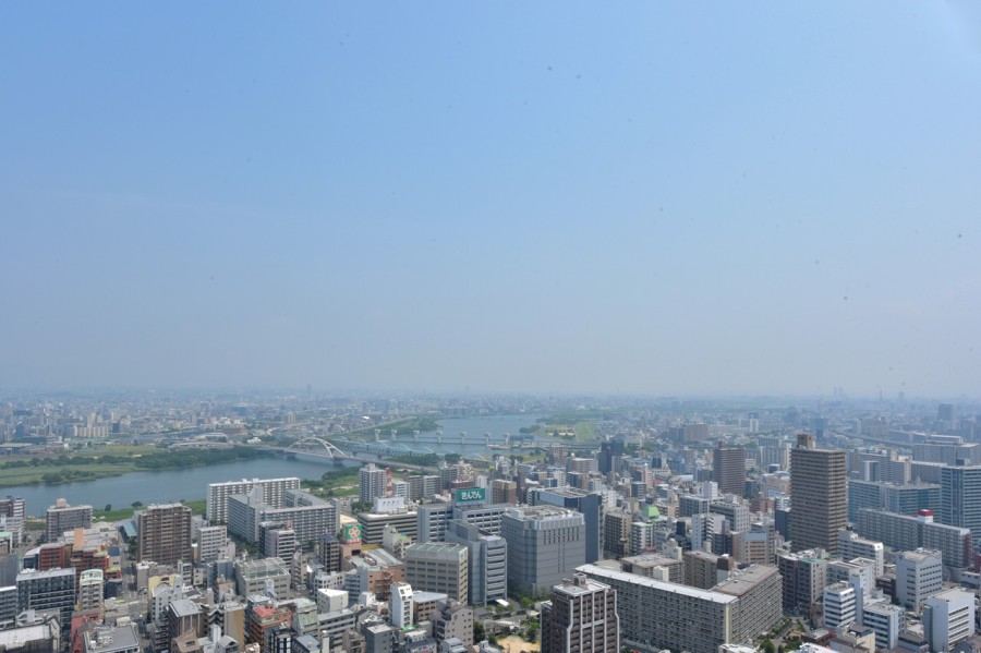 淀川一望の眺望あり！きらきら光る水面と河川敷の緑、大きな空のコントラストが美しく、目を癒してくれます。淀川花火大会や天神祭り奉納花火を贅沢に自宅から鑑賞できます。