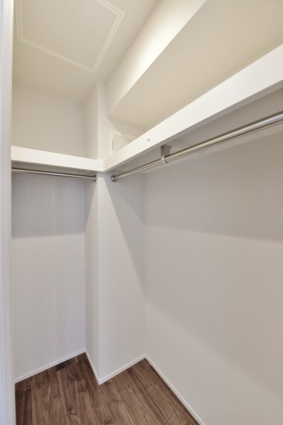 洋室1には大容量のウォークインクローゼットがあります。ハンガーパイプに枕棚を設置していますので、小物類やかさばりがちな季節もののアウターなどもたくさん収納できます。