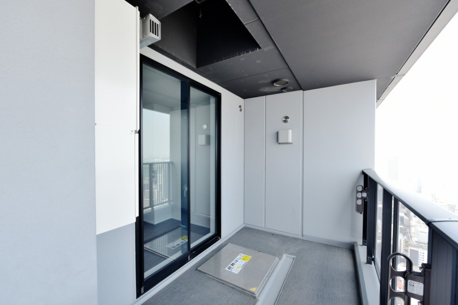 北側のバルコニーです。前面を遮る建物はなく、淀川を望む眺望を楽しめます。大きな空と大阪の街並みを眺めながら大きく伸びをしたくなるような贅沢なスペースです。