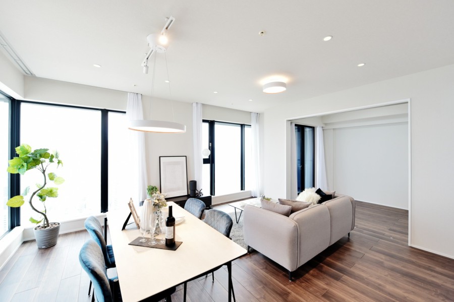 41階部分の北東角住戸です。二面採光の明るいLDKは床材にトリニティを採用しました。とても美しい木目で、肌触りの良い質感で、冬でも裸足で過ごしたくなるような空間です。