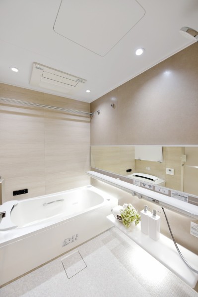 浴室はSYNLAを採用しています。肩楽湯、腰楽湯が完備されており、毎日心行くまで癒しのバスタイムを過ごせます。調光調色システムで気分に合わせて間接照明を調節できます。