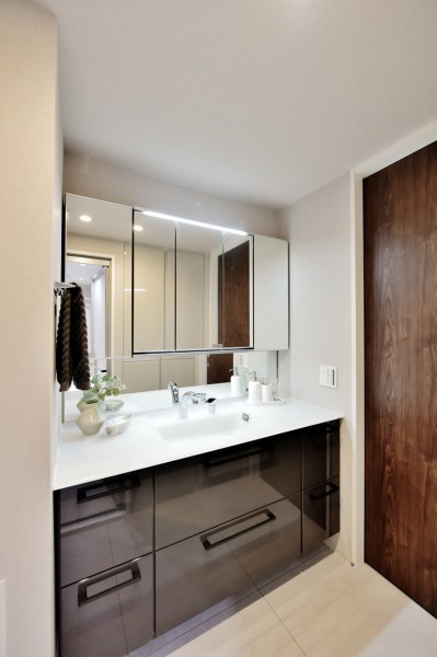 TOTO製エスクアを採用、キッチンと同様クリスタルカウンターで繊細な美しさです。タッチレススイッチで、手を触れずに照明をonoffできるので、清潔に保てます。