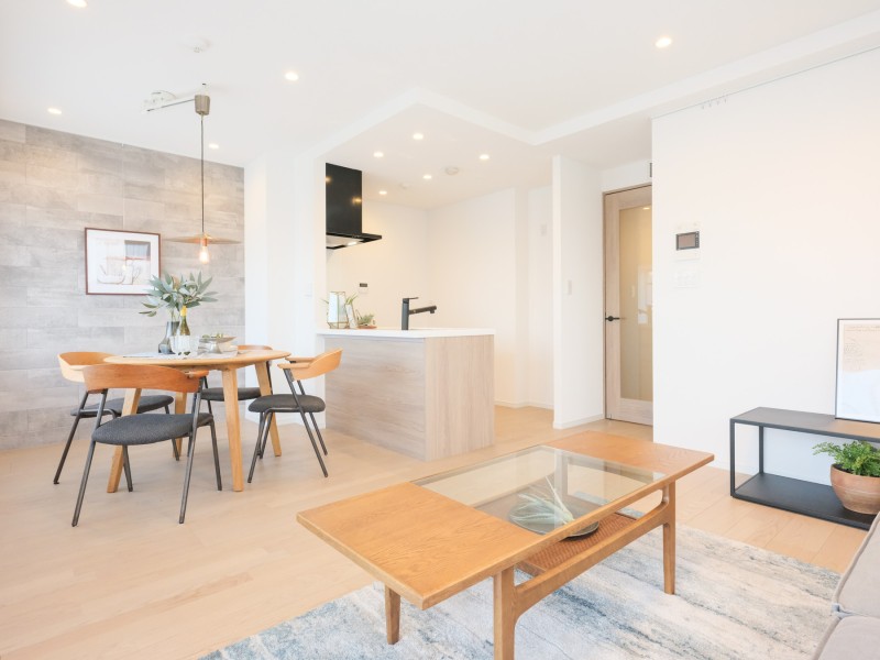 三方角部屋の為、リビングダイニングは二面採光で明るく、心地よい風が通りぬけるお部屋です。家族団欒のひとときも快適に過ごせる、開放感溢れる住まいです。