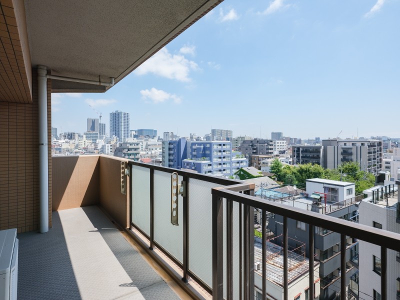 南西向きのバルコニーは伸びやかな空が広がる空間です。陽当たり良好、心が安らぐリフレッシュにぴったりなスペースです。