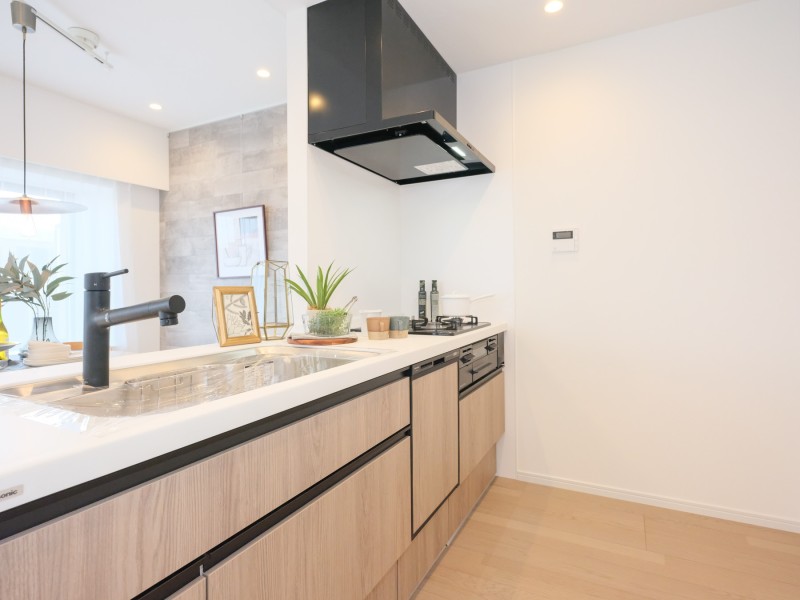 Panasonic製システムキッチンは食洗器を搭載しています。木目調デザインが上質感を演出し、機能性とデザイン性を兼ね備えた仕上がりです。