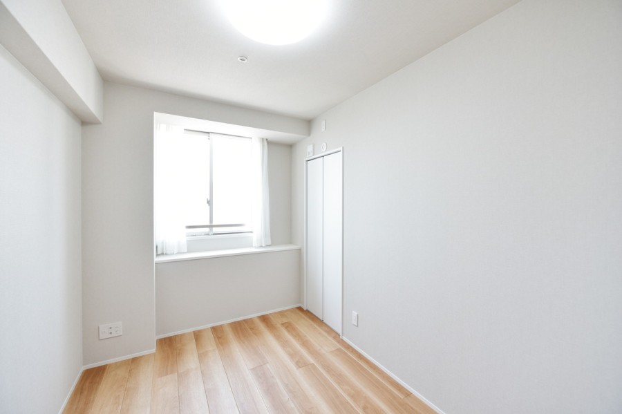 西側に窓がある洋室２（約5.3帖）です。リビングから離れて静かに自分の時間や課題に集中できるプライベートスペースです。シンプルな内装なので、インテリアや小物で自分好みの空間を演出できます。