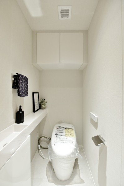 TOTO製ウォシュレット付きタンクレストイレを設置しました。手洗いカウンターを設置していますので、ゲストも家族も気兼ねなく使用でき、清潔に使用できます。吊戸棚設置済みで、収納もしやすくなっています。