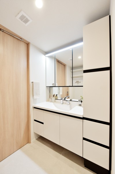 サイドキャビネットを備えた洗面台です。入浴後のプライベートタイムから朝の慌ただしい時間も快適に過ごせるパウダールームは、収納もたっぷり備えつけ、整頓された快適な空間を保ててます。