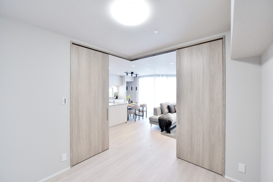 洋室４（約5.0帖）はリビングに隣接したお部屋で、扉を開放して拡張リビングとしてもお使いいただけるフレキシブルなお部屋です。お子様が小さいうちはリビングから家族の目が届くので安心です。