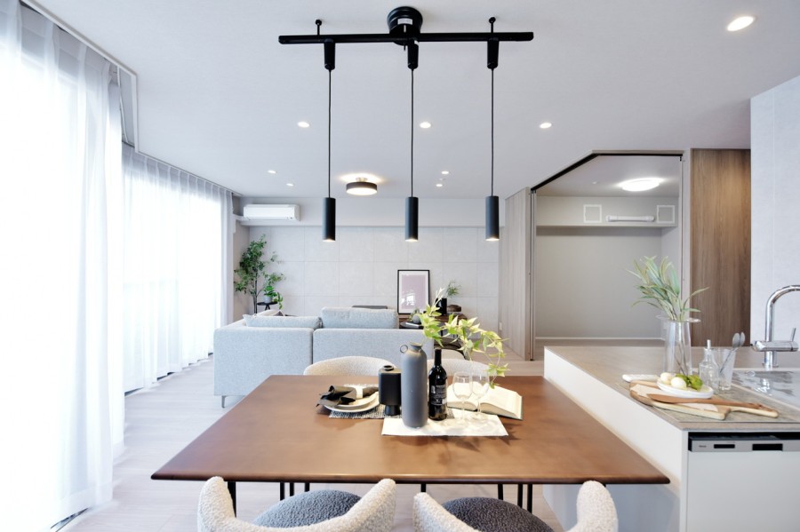 細部にまでこだわった内装リノベーション済みのお部屋です。南向きの明るい室内を際立たせる清潔感溢れるクロスやフローリングで、どんな家具とも相性が良くお好みの空間を演出できます。