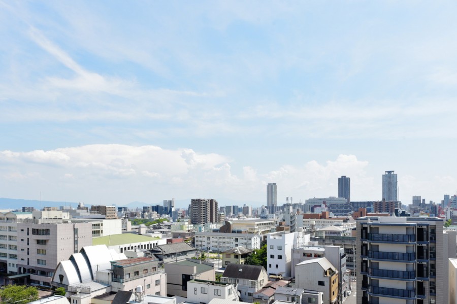 11階部分のお部屋からは前面を遮る建物も無いので、開放的な眺望が広がります。都心でありながら大きな空と遠くに見える山々の緑が美しく、深呼吸をしたくなるような眺めです。