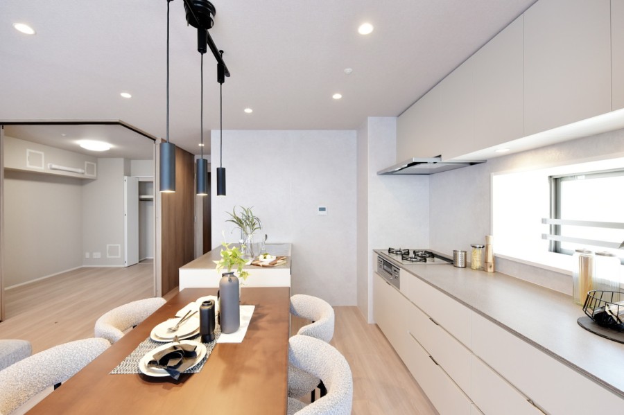 Ⅱ型キッチンでゆったりとしたスペースで家事ができます。調理や作業スペースが広く、家族みんなで使用できるキッチンは、このお部屋のために造りつけた田中工藝オリジナルキッチンです。