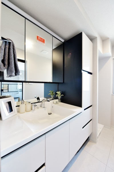 入浴後のゆったりした時間も、朝の慌ただしい時間ものびやかに過ごせるパウダールームです。洗面横キャビネットには家族の衣類やタオル類をしっかり収納できます。