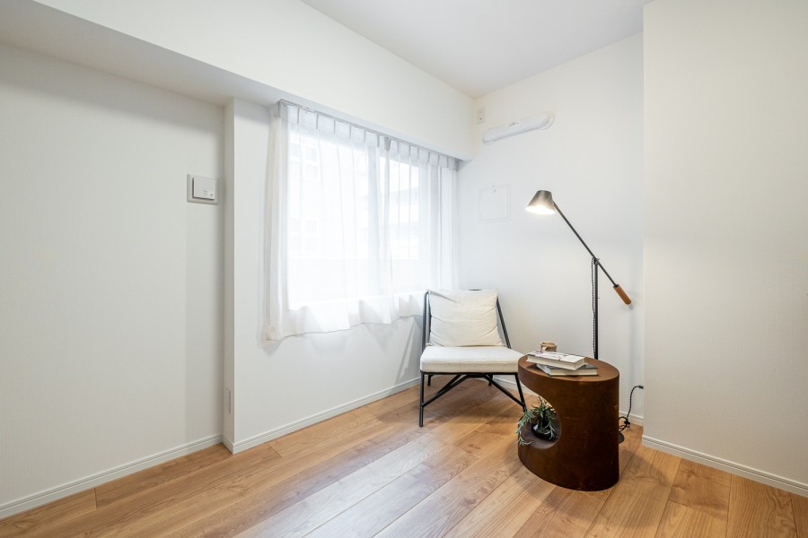 約5.0帖の洋室2です。テレワークや読書など、落ち着いて過ごすのにおすすめの空間です。穏やかな自然光が入り、のびのびとお過ごしいただけます。