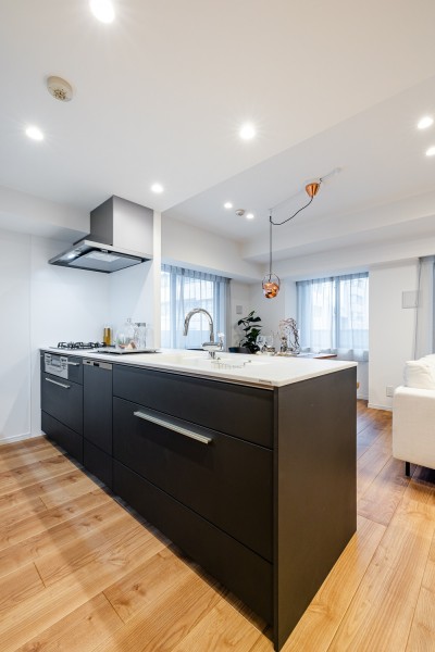 快適な機能が充実したトクラス製システムキッチンです。開放的なオープンタイプでお部屋に美しく溶け込むデザイン。ガラストップのガスコンロを採用したので、キッチンを清潔に保てます。