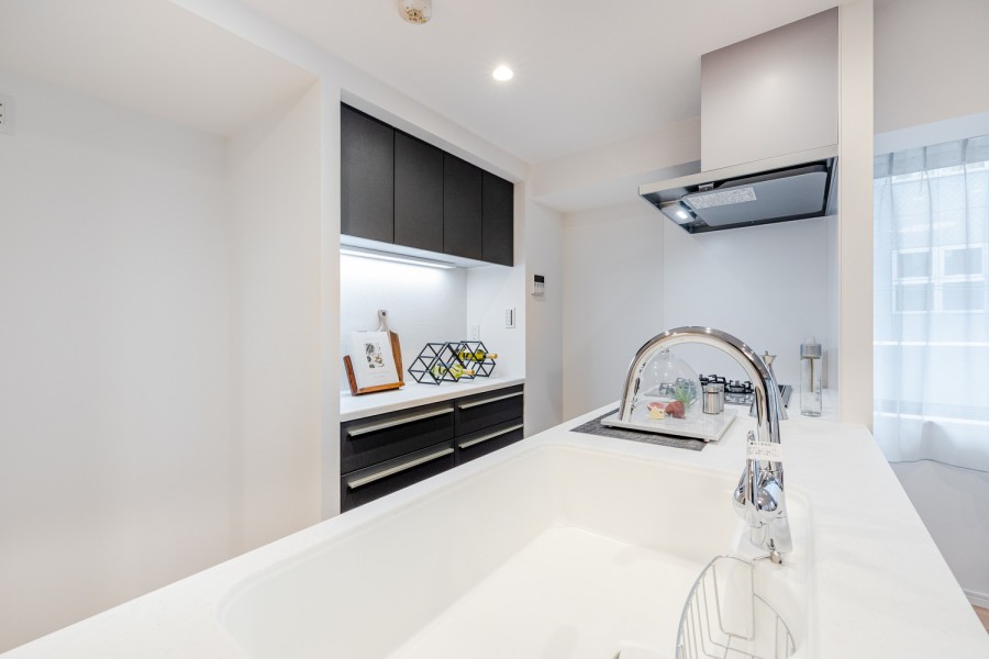 キッチン背面には便利なカップボードを備えました。調理家電やコーヒーメーカーなども配置しやすく、カトラリーなどもたっぷりと収納可能です。