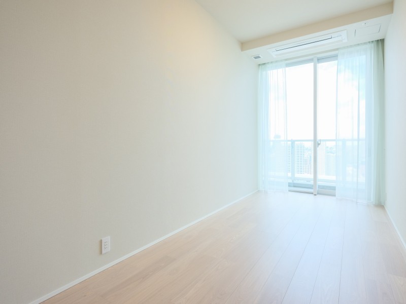 ワークスペースとしても活躍しそうな洋室2(約6.5帖)です。やわらかい雰囲気を演出してくれる内装は、素朴さと、どんなインテリアも受け止める柔軟性が魅力です。