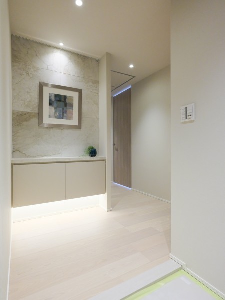 大理石調タイルで高級感漂う玄関ホールです。ゆとりがある空間なので、キャリーケースなど大きいお荷物の移動も快適です。