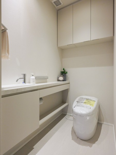 レストルームも上品さが宿る安らぎのスペース。洗練されたお部屋にぴったりなスタイリッシュなタンクレストイレに加え、手洗いカウンターが設置されています。