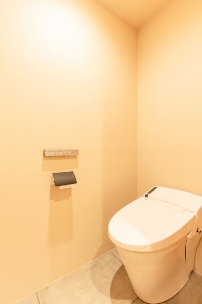 ブラックとホワイトでまとめたレストルーム。優れた節水効果や汚れが付きにくい便座など、ほしかった機能が揃ったウォシュレット一体型トイレです。