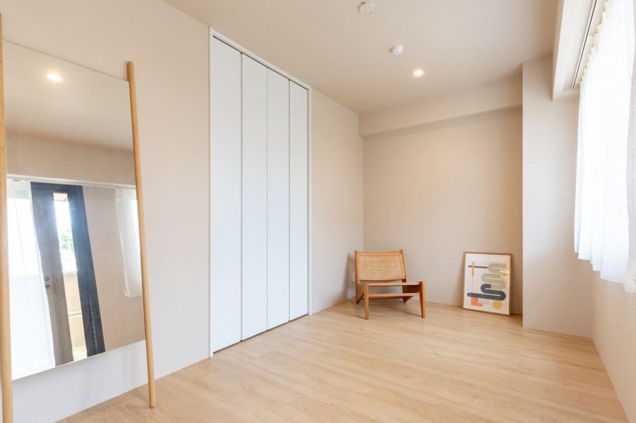 洋室1はテラスにアクセスする開放的なお部屋です。暮らしに大切な穏やかな光と風を感じることができる空間です。