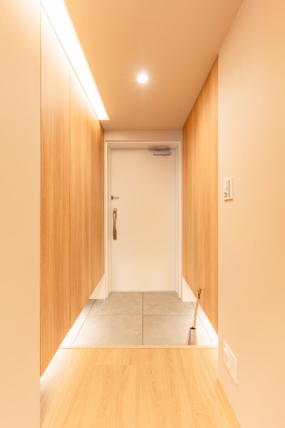 間接照明やフットライトがよりいっそう気品溢れる空間を醸し出す玄関です。木目調の建具に囲まれた温もりのあるスペースです。