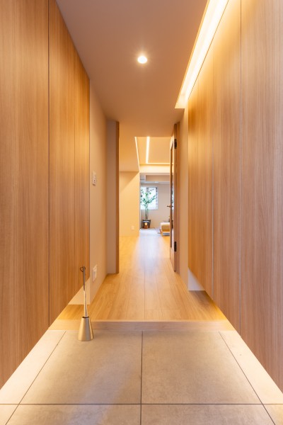 玄関には両サイドに収納があるので、シューズはもちろん、日用品のストック収納などにも活用できそうです♪