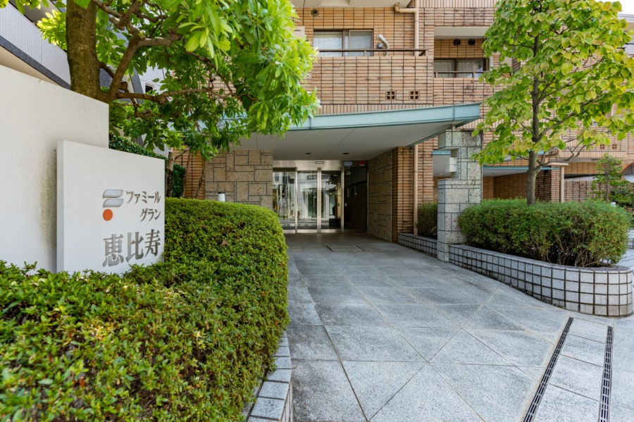 整えられた植栽が出迎えてくれるエントランスです。優しい色合いのタイル張りの外観が、スタイリッシュな香り漂う大人の街並みに溶け込みます。