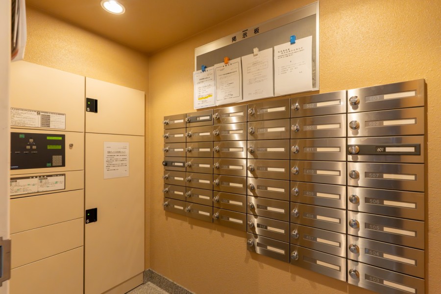 ◆宅配ボックス◆24時間いつでも荷物受け取りが可能。プライベートの時間を邪魔されず、配達時間も気にせず過ごすことができる便利な設備です。