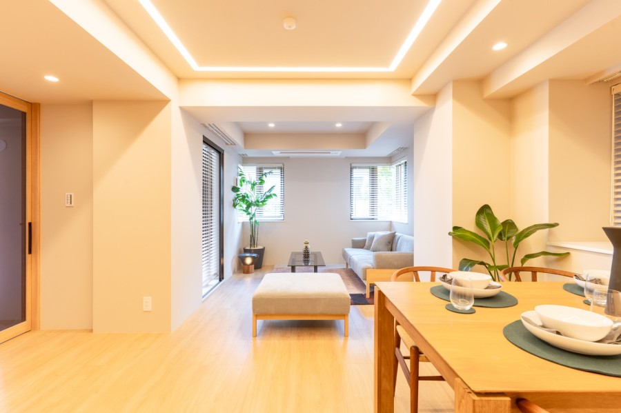 南東・南西角部屋につき、穏やかな採光と開放感を享受したのびやかなリビングダイニングです。LDには床暖房を敷設したので、寒い時期でもご家族皆様が快適にお過ごしいただけます。