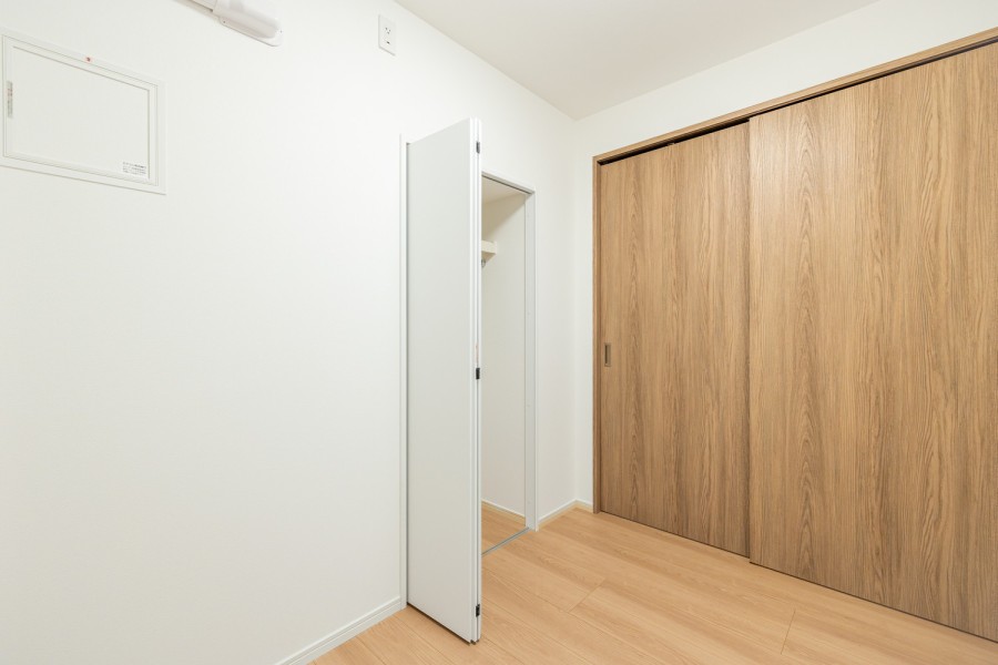 リビングに隣接する洋室2です。コンパクトな設計で、勉強や読書など落ち着いて作業したいときのワークスペースにぴったりです。