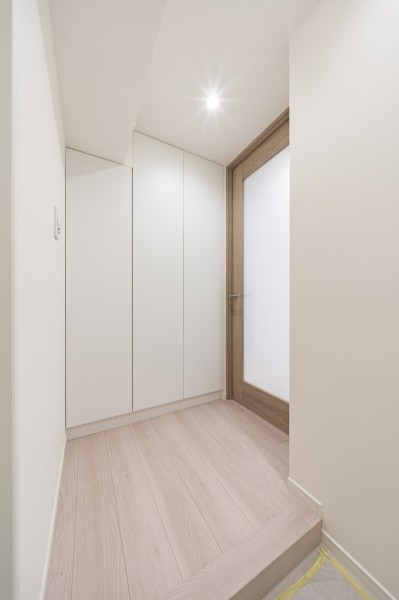 玄関ホールには、天井までの高さがある頼もしい容量のシューズボックスを備え付けたので、玄関をすっきり綺麗に保てます。