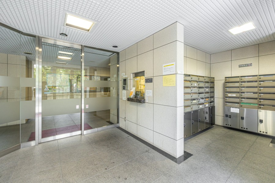 日勤の管理人さんによって整えられたエントランスホールです。定期的に修繕工事を行っており管理体制良好です。