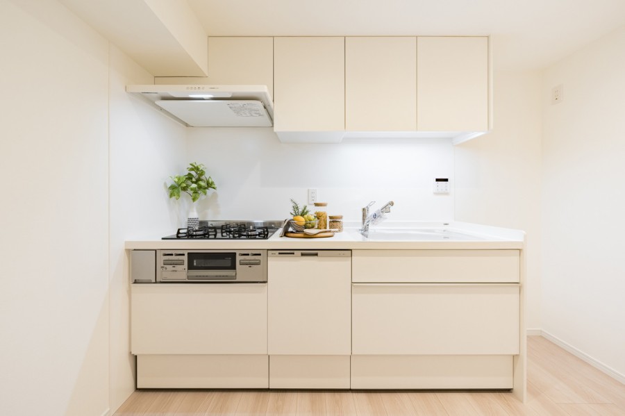 スタイリッシュなデザインかつ、使いやすい機能性も備わったLIXIL製のシステムキッチンです。家事時短にうれしい食器洗浄乾燥機も備え付けました。