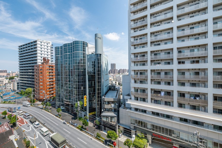 バルコニーからの眺望は、目の前に高い建物がなく開けた青空を仰げます。都心の刺激を間近にしつつ、めいっぱいリフレッシュできる大切な空間です。