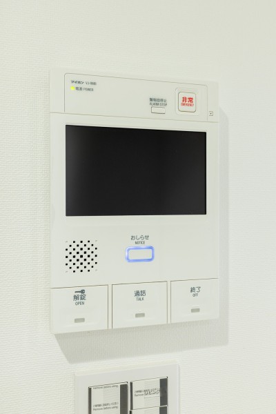 ◆TVモニター付インターホン◆訪ねてきた相手をモニター越しに確認でき、防犯対策に役立ちます。インターホン越しに話をすることが可能です。