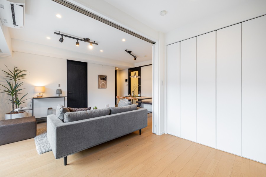 リビングに隣接する洋室2です。普段は引き戸を開放し拡張リビングとして使ったり、来客時は引き戸を閉めてプライベート空間を隠したり、フレキシブルにお使いいただけます。