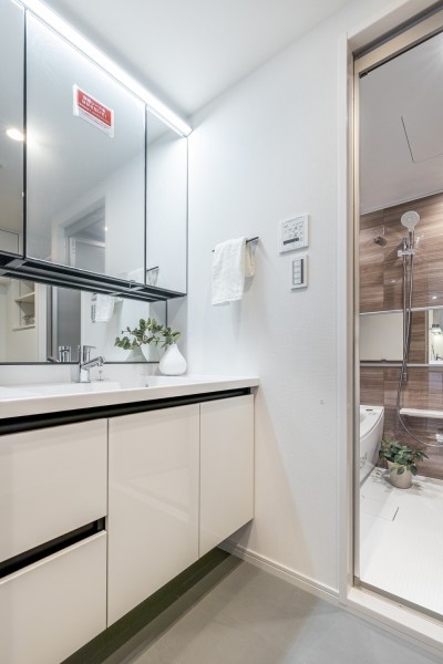 入浴後の豊かな時間を演出し、心からくつろげるプライベートスペースの洗面化粧室です。三面鏡裏、足元のキャビネットなど収納スペースが充実しています。