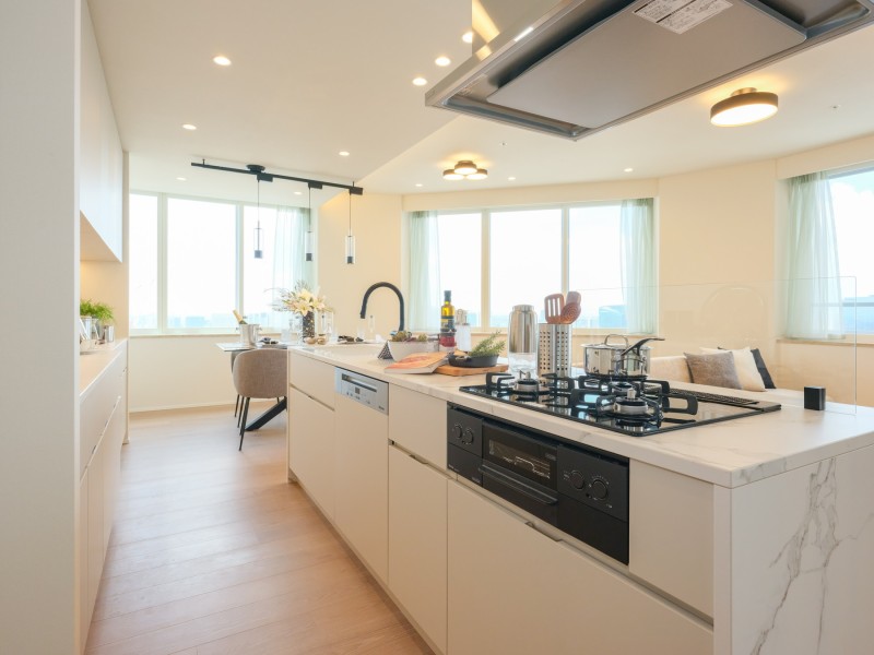 パノラマビューを楽しみながらの家事が叶う、スタイリッシュなアイランドキッチンを新規設置しています。時短に便利な食洗器を搭載。リュクスな住空間にも自然に溶け込むデザイン性です。