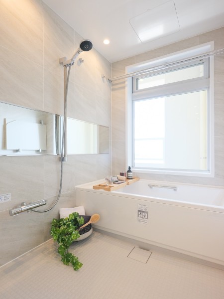 高級感漂うバスルームは、開放感のあるビューバスで身も心も癒すリラクゼーション空間です。空間をより広く感じさせてくれるワイドミラーを採用。機能性にもこだわり、換気・乾燥・暖房・涼風機能付きです。