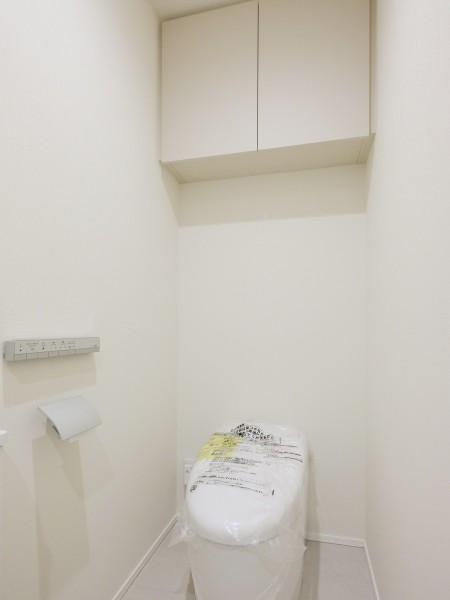 レストルームにはスマートなタンクレストイレ、手洗い場を備え付けました。毎日使う場所だからこそ、清潔感と使いやすさを考慮した空間です。