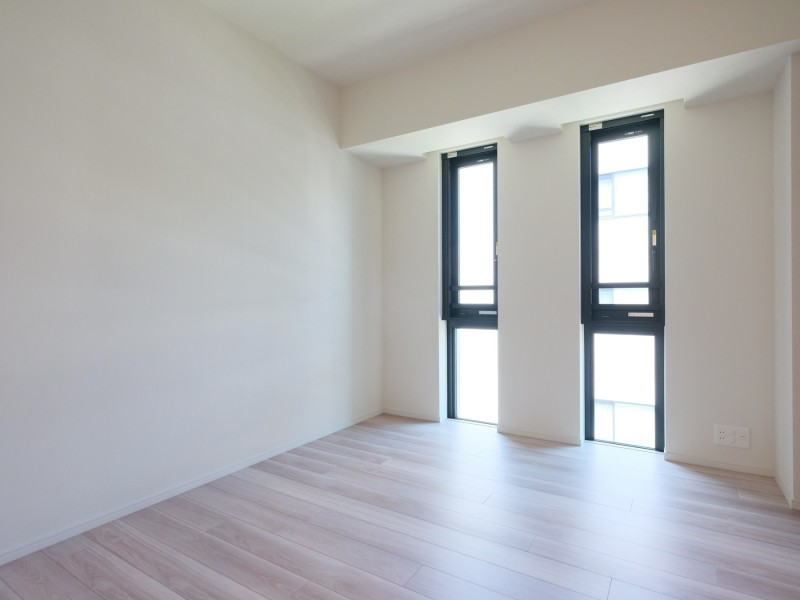 リビングに隣接した洋室2は約6帖のお部屋です。同様に陽が差し込み、伸びやかな時間が流れます。