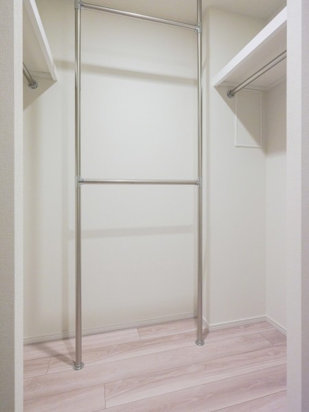 頼もしい収納力を誇る約2.9帖のウォークスルークローゼットです（洋室1.2に接続）。オフシーズンのお洋服や家電などを収納いただけるスペースがございます。