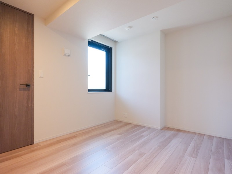 洋室3はリビングから一番遠く、プライベート性が高いお部屋です。住まう方の趣味や感性で飾っていただけるように、シンプルな内装です。