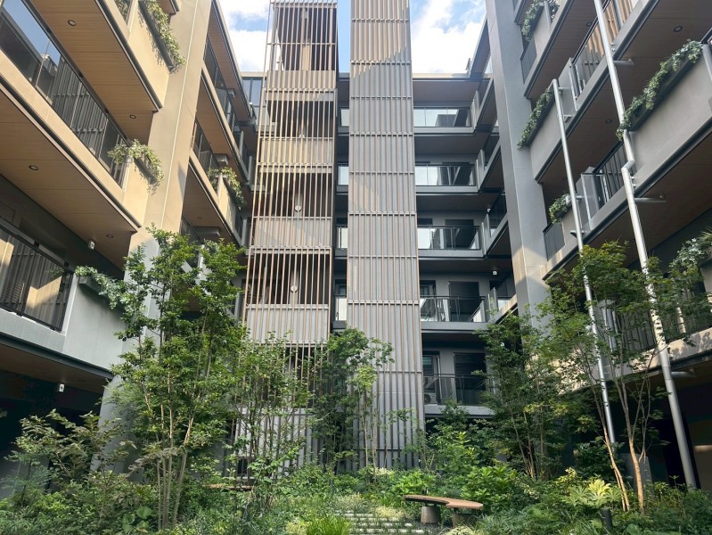 共用部には中庭が設けられています。四季の移ろいが感じられる植栽が施され、都心にいながらも豊かな緑を身近に感じられます。