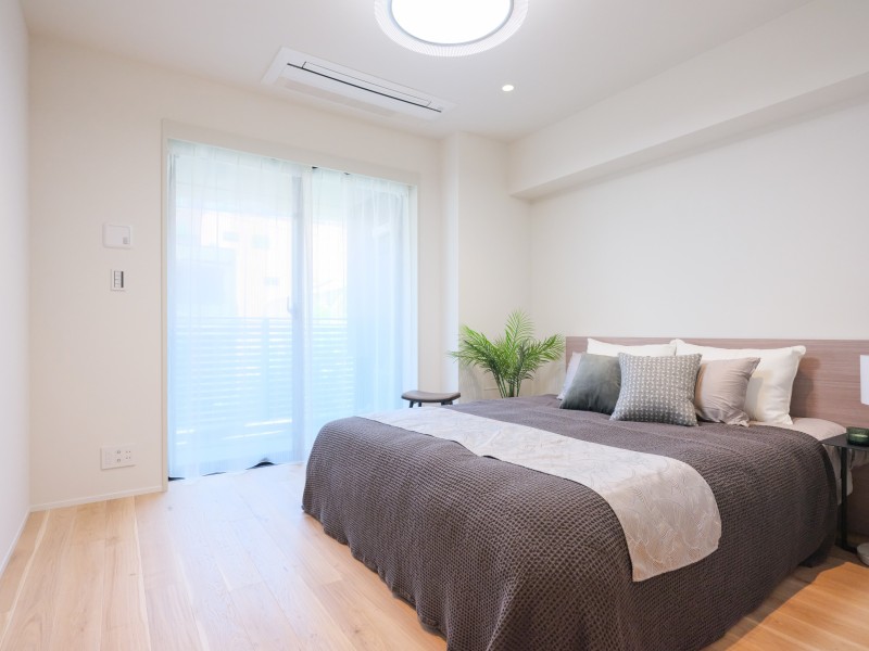 リビングから一番離れた洋室1は約9帖の広さがあり、主寝室としても使い勝手が良いお部屋です。バルコニーからは心地よい陽光が降り注ぎます。