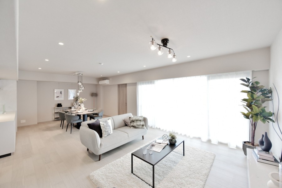 約28.5帖の広々としたLDKは、南東向きの窓から優しい光が差し込み、家族だんらんのスペースにぴったりです。形が整っていますので、インテリアの配置もしやすく、家具選びもお楽しみいただけます。