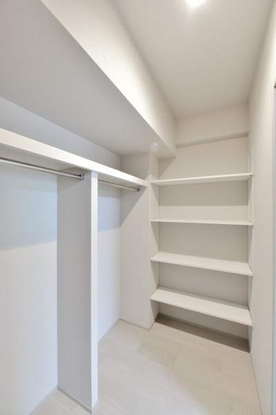洋室2，洋室3には大容量のウォークインクローゼットを設置しました。ハンガーパイプに枕棚を設置していますので、かさばりがちなアウターから小物類までたっぷりと収納できる便利なスペースです。