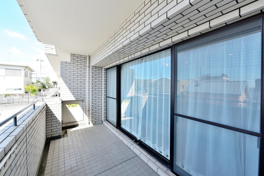 両面バルコニーで優しくさわやかな光と風を感じるお部屋です。窓が多く開放感あふれるお部屋です。南東向きの広々としたバルコニーはお洗濯ものも気持ちよく干せそうです。