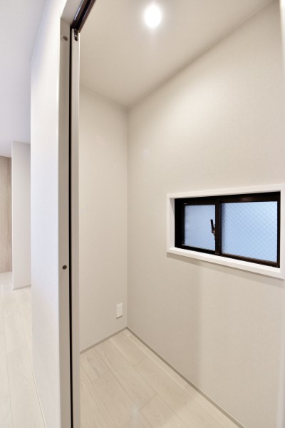 キッチン背面には大容量のパントリーを設置しました。意外と収納場所に困る調理家電や、ストックの食品、ゲスト用の食器類などもたっぷりと収納できます。窓がありますので、換気もしっかり行えます。